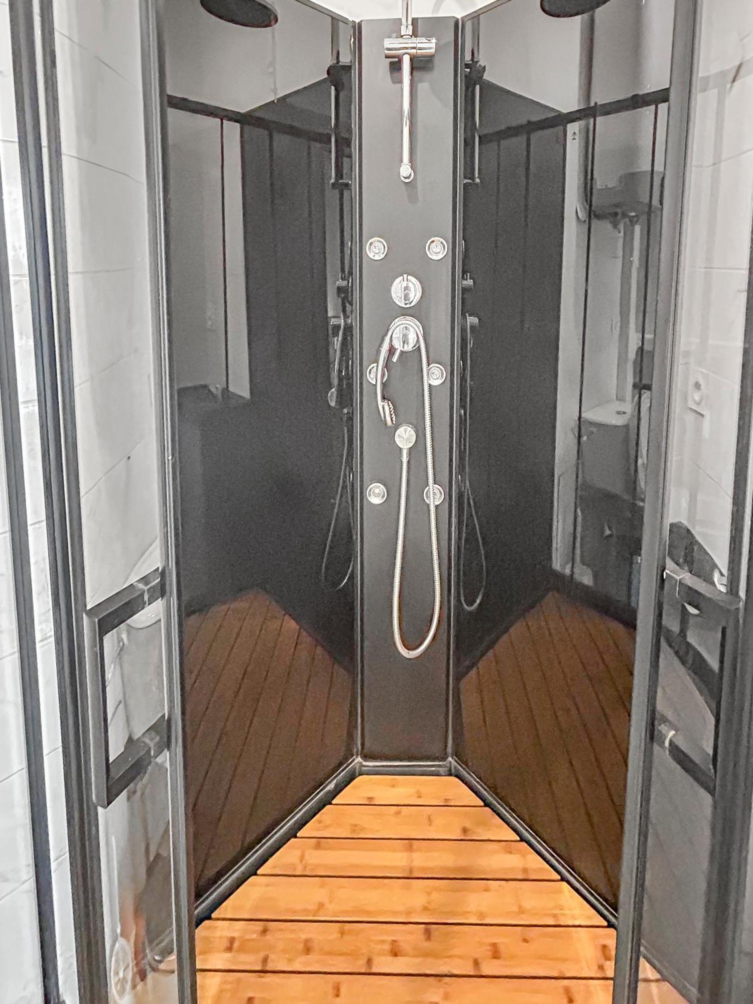 Lumineux Avec Clim Et Tv Ideal Pour Couples Appartement Aix-les-Bains