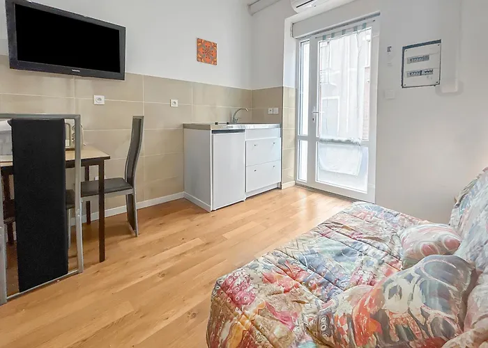 Studio Lumineux Avec Clim Et Tv Ideal Pour Couples