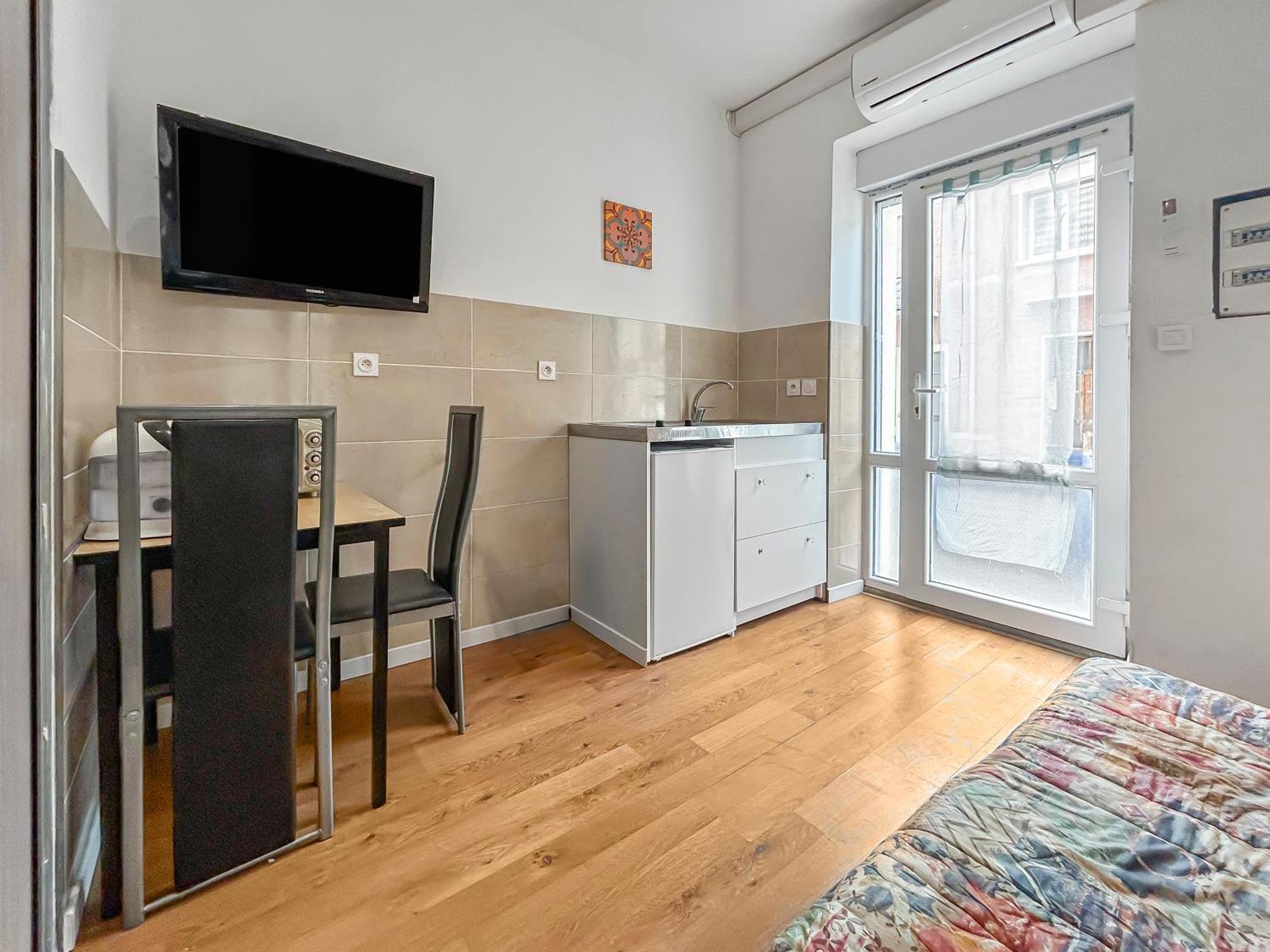 Lumineux Avec Clim Et Tv Ideal Pour Couples Apartment
